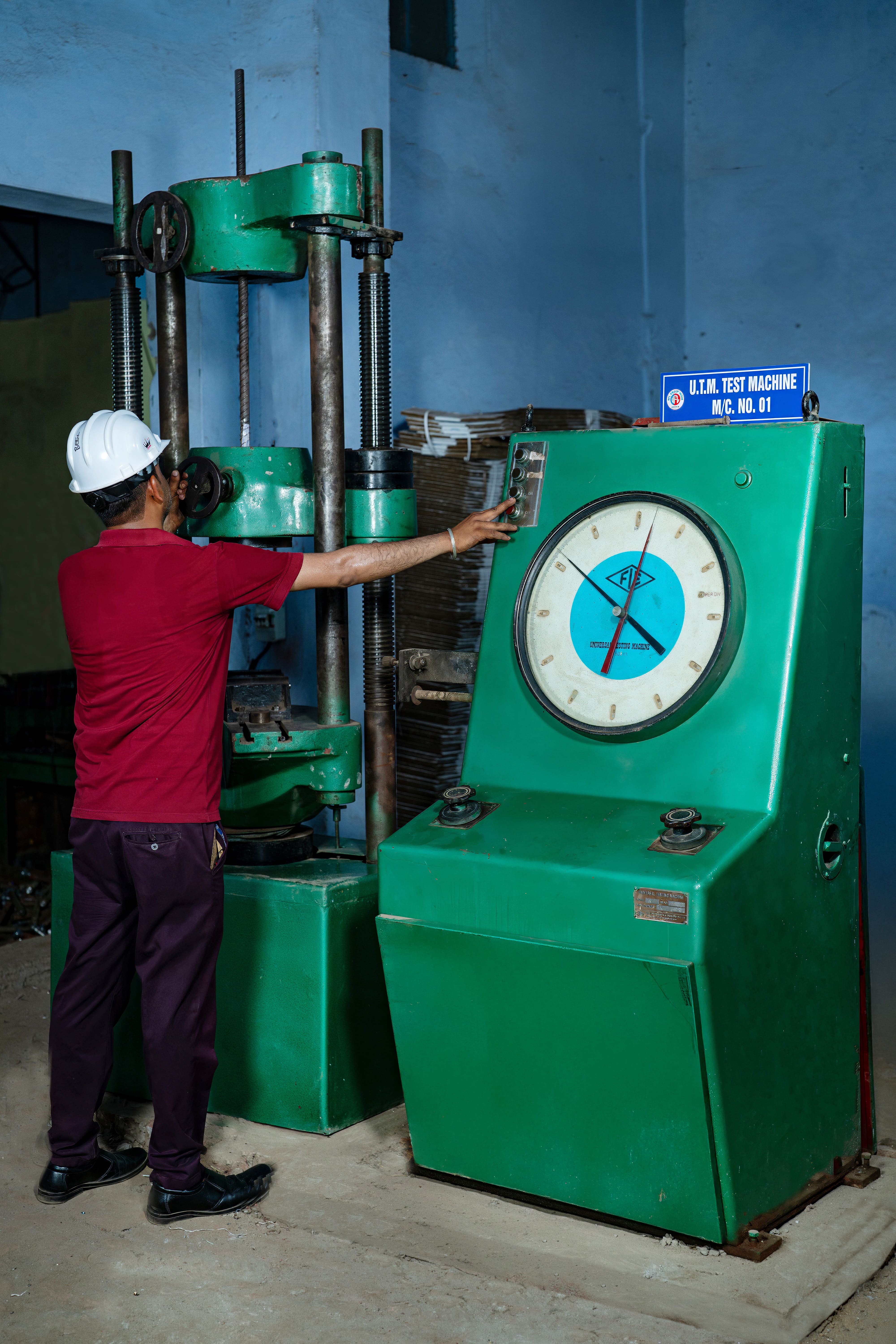 UNIVERSAL TESTING MACHINE