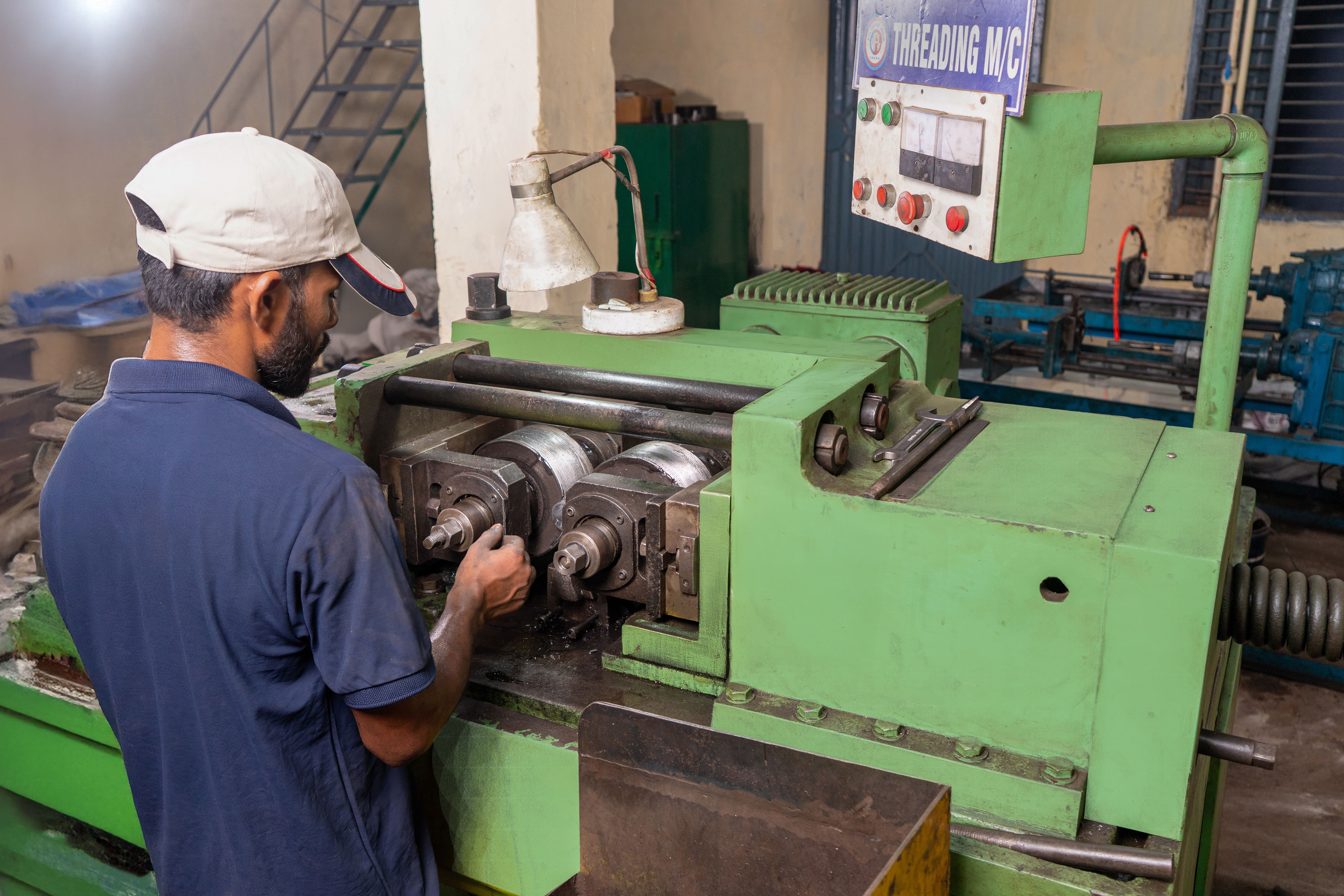 BOLT THREADING MACHINE